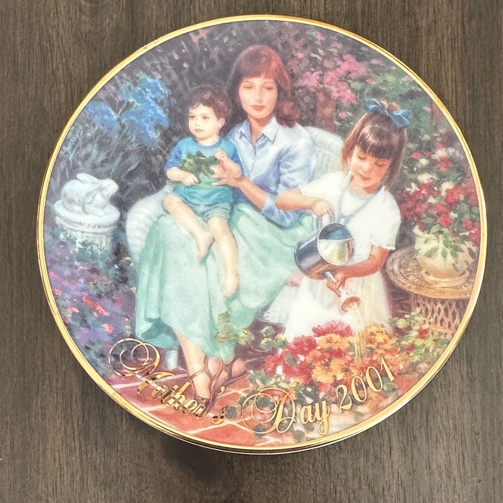 Avon Mother's Day 2001 Decorative Plate - Multicolor